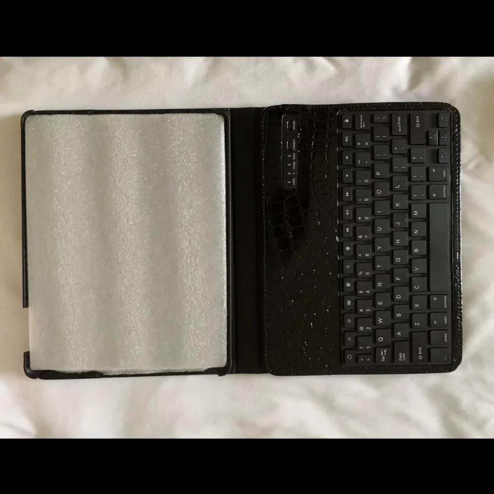 Apple Ipad 2nd Generation 16 GB Black with Bluetooth Keyboard Faux Croc Case